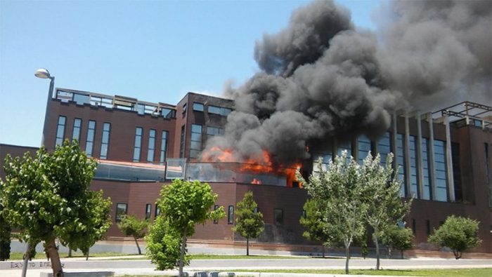 Σε εξέλιξη μεγάλη φωτιά σε νυχτερινό κέντρο στο Γκάζι