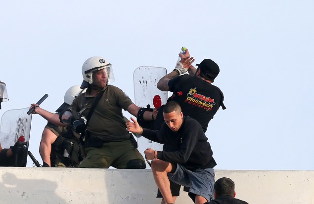 Απίστευτες σκηνές ωμής βίας στο Πανθεσσαλικό!