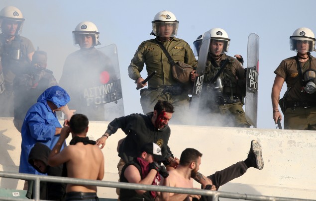 Απίστευτες σκηνές ωμής βίας στο Πανθεσσαλικό!