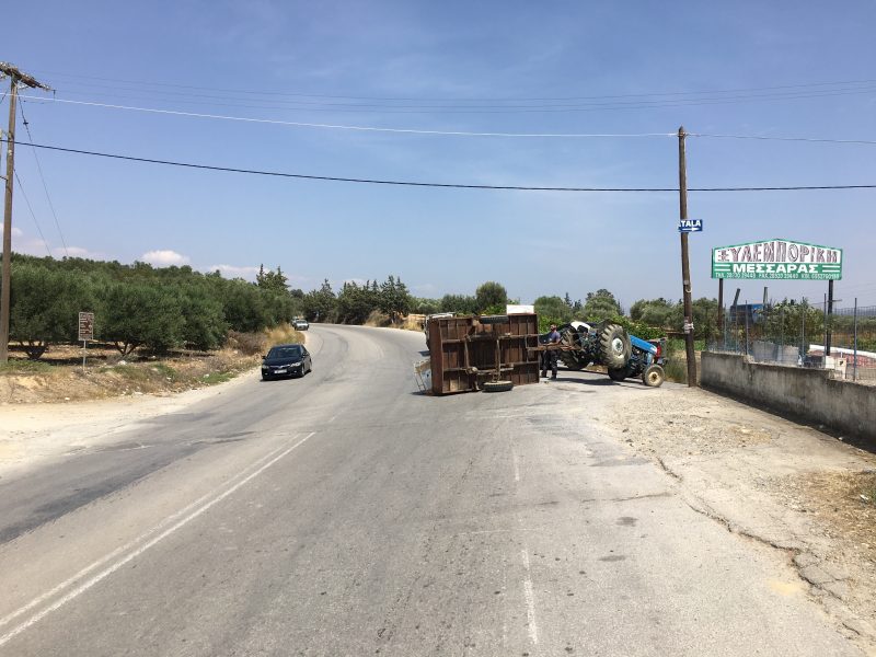 Είχε Άγιο οδηγός στην Μεσαρά - Παραλίγο να τουμπάρει με το τρακτέρ