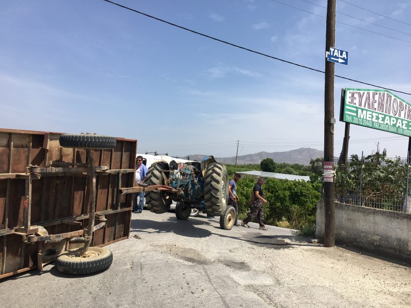 Είχε Άγιο οδηγός στην Μεσαρά - Παραλίγο να τουμπάρει με το τρακτέρ