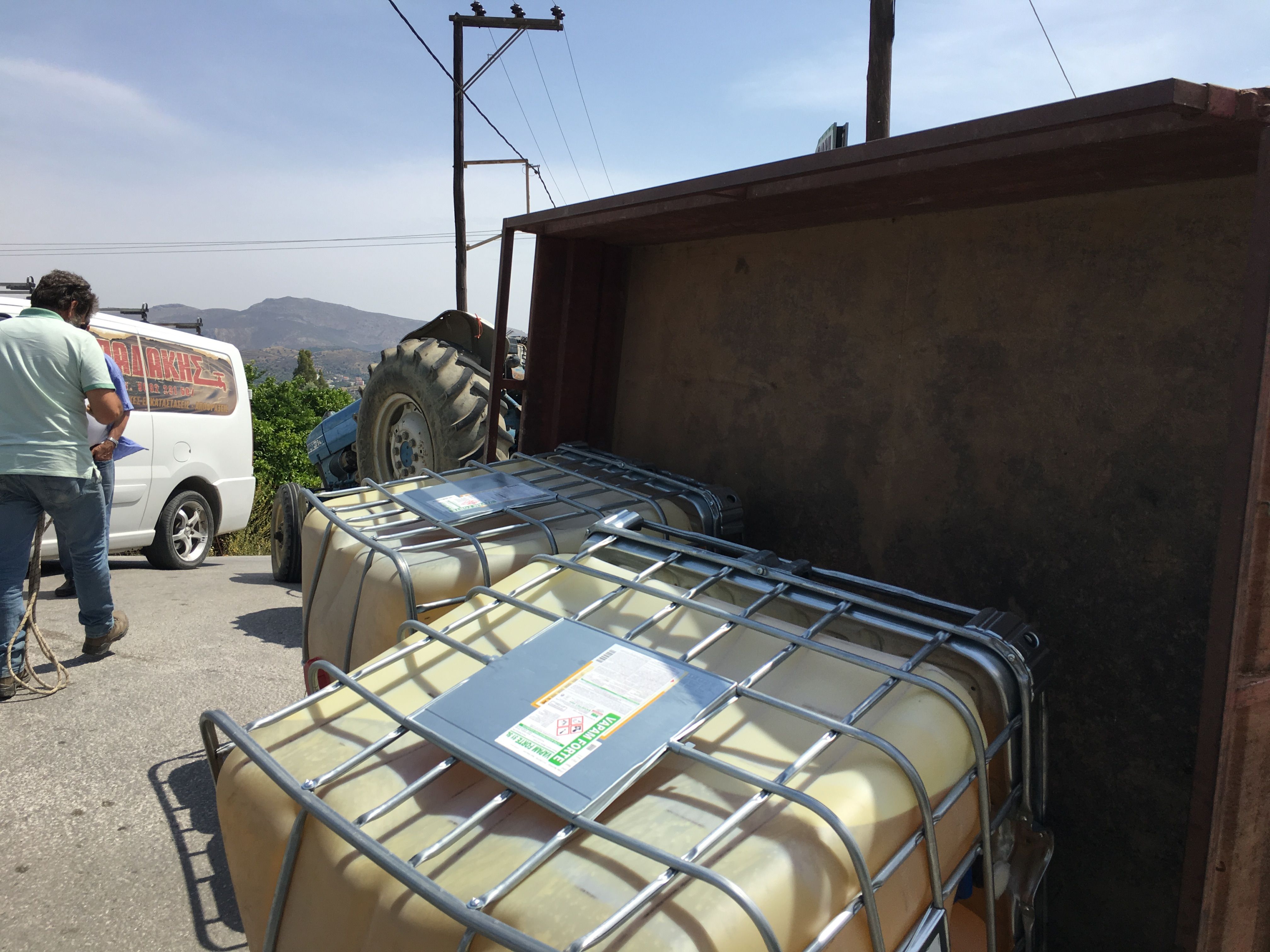 Είχε Άγιο οδηγός στην Μεσαρά - Παραλίγο να τουμπάρει με το τρακτέρ