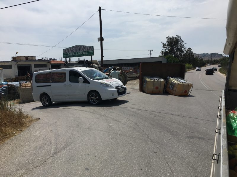 Είχε Άγιο οδηγός στην Μεσαρά - Παραλίγο να τουμπάρει με το τρακτέρ