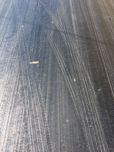 Ο καύσωνας έλιωσε την άσφαλτο στο Ρέθυμνο!