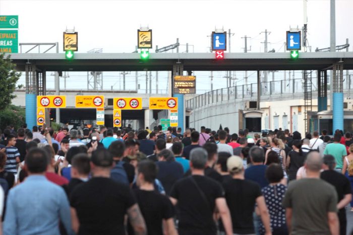 Εκατοντάδες ριπές όπλων από τους καταυλισμούς στο Μενίδι