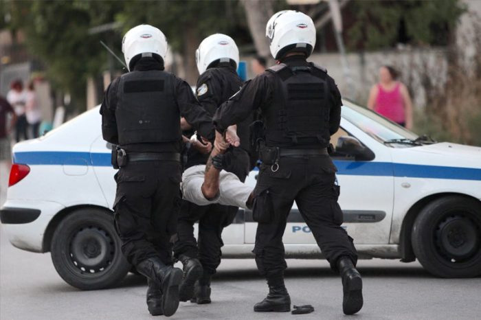 Εκατοντάδες ριπές όπλων από τους καταυλισμούς στο Μενίδι