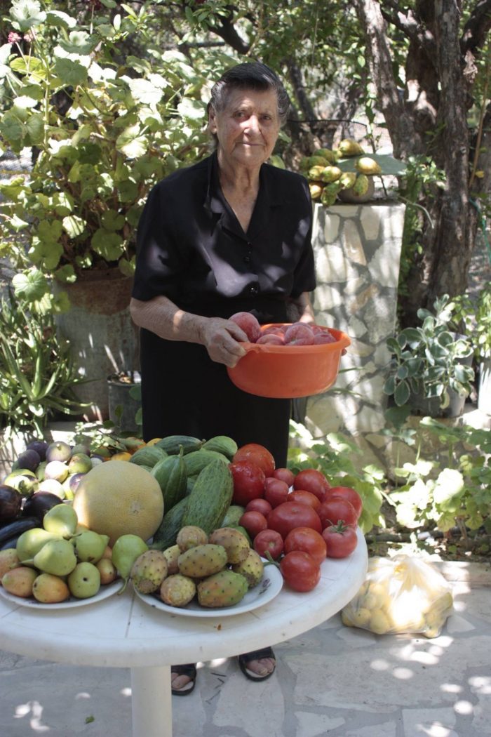 Η υπερήλικη κρητικιά που κατάφερε να καταργήσει τα σούπερ μάρκετ