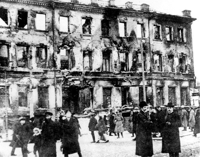 Η κατεστραμμένη Πύλη Νικίτσκι το 1917 στη Μόσχα (AP Photo)