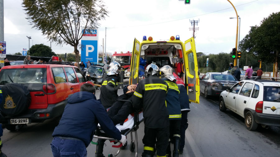 Τροχαίο στα Χανιά με τον οδηγό να εγκλωβίζεται στο όχημα