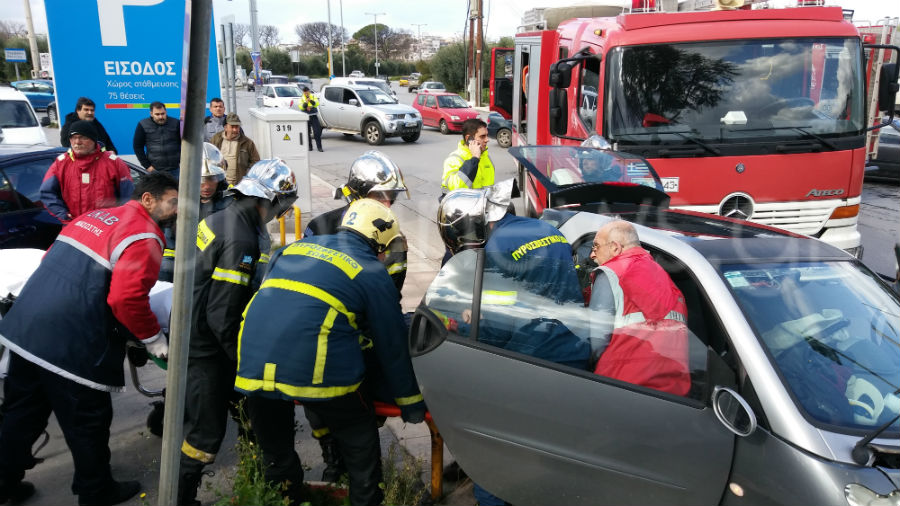 Τροχαίο στα Χανιά με τον οδηγό να εγκλωβίζεται στο όχημα
